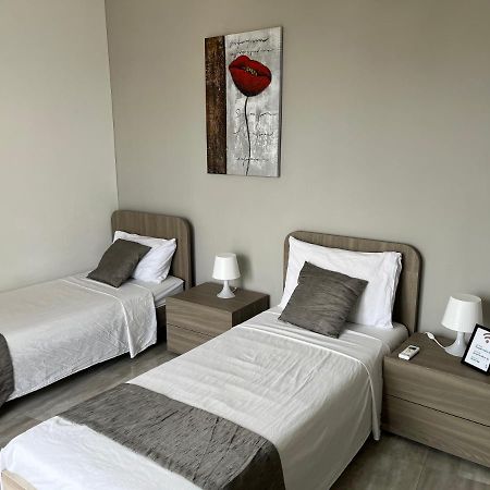 F10 Room 3, Private Room Two Single Beds Shared Bathroom In Shared Flat มซิดา ภายนอก รูปภาพ