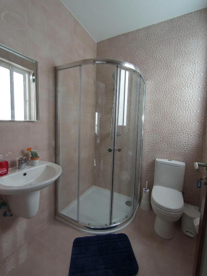 F10 Room 3, Private Room Two Single Beds Shared Bathroom In Shared Flat มซิดา ภายนอก รูปภาพ
