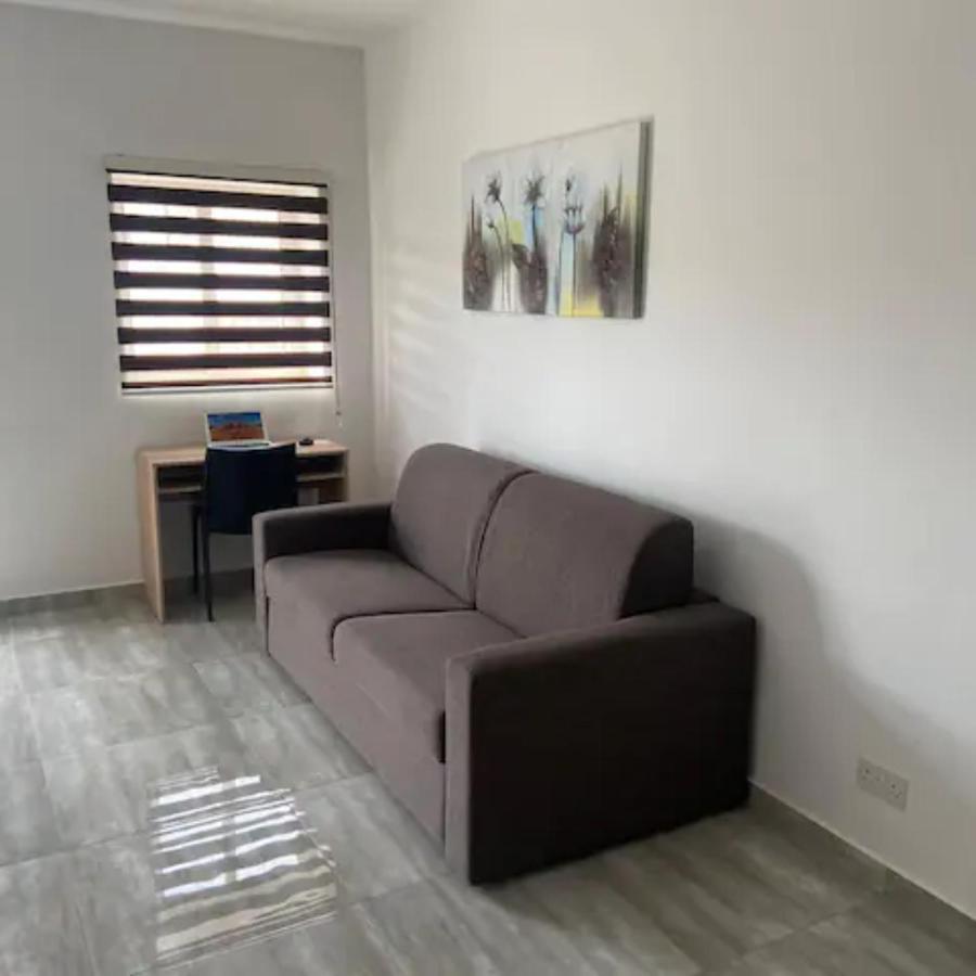 F10 Room 3, Private Room Two Single Beds Shared Bathroom In Shared Flat มซิดา ภายนอก รูปภาพ